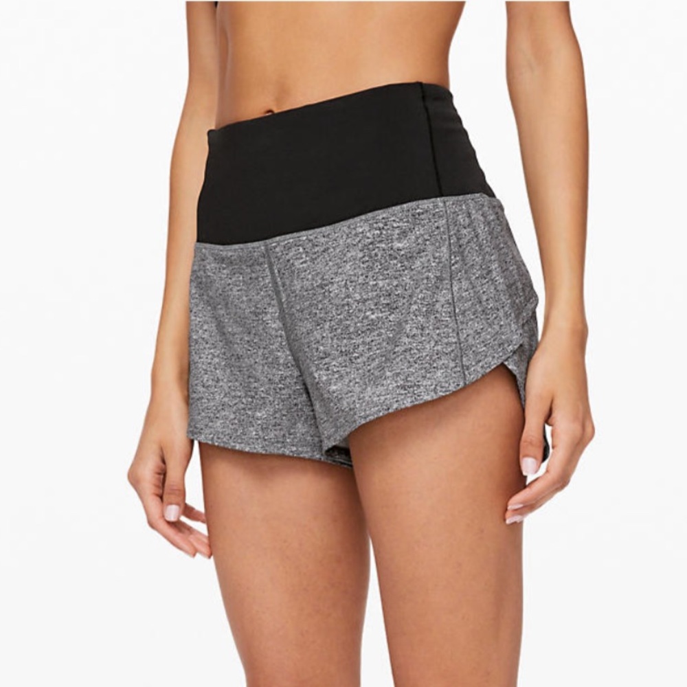Lulu Lemon Speed Up Short 2.5” in gray/black